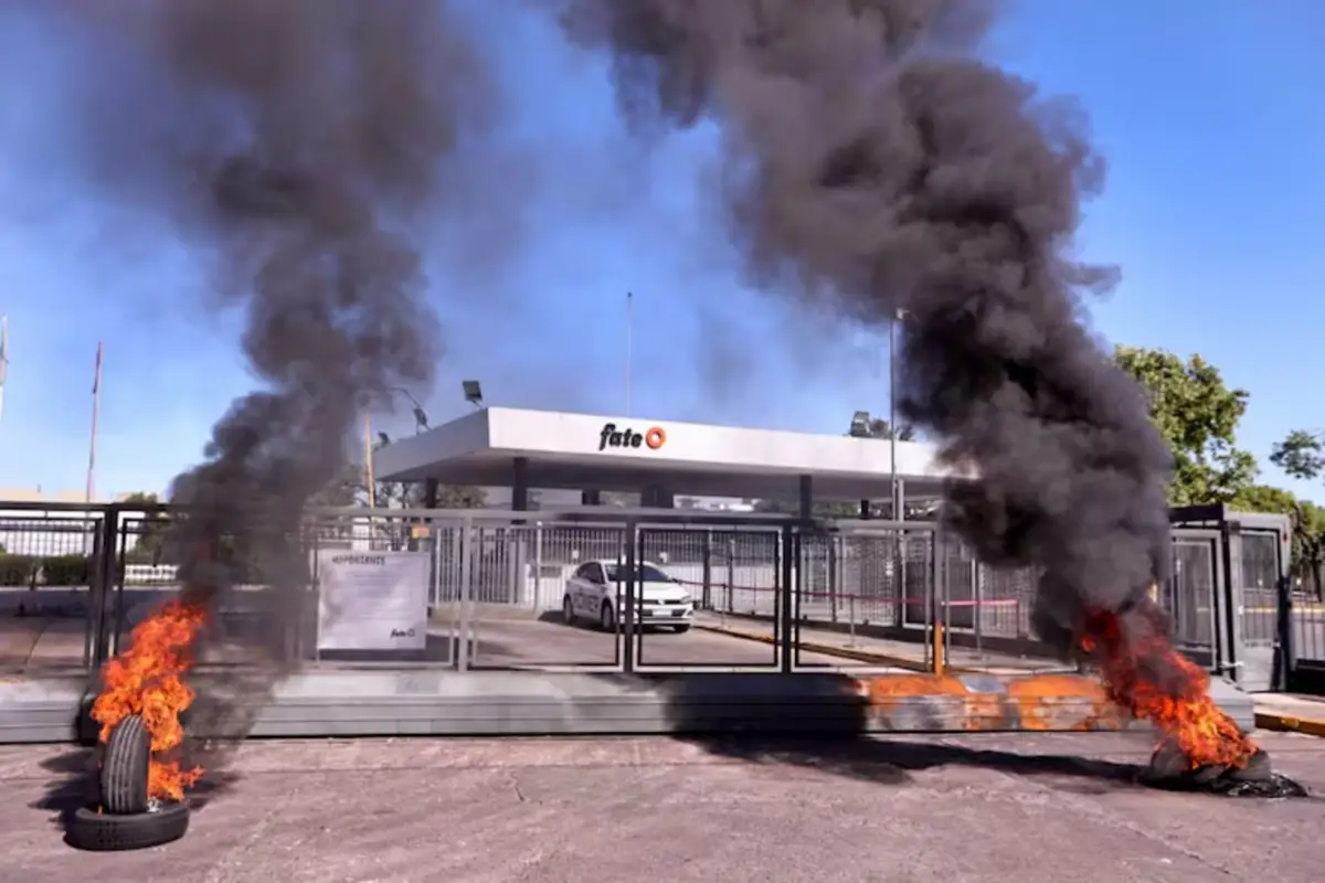 Quema de cubiertas de los trabajadores en la planta de FATE. 