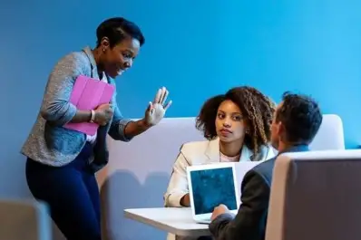 El miedo al silencio: cuando interrumpir es un mecanismo de defensa contra la incomodidad social