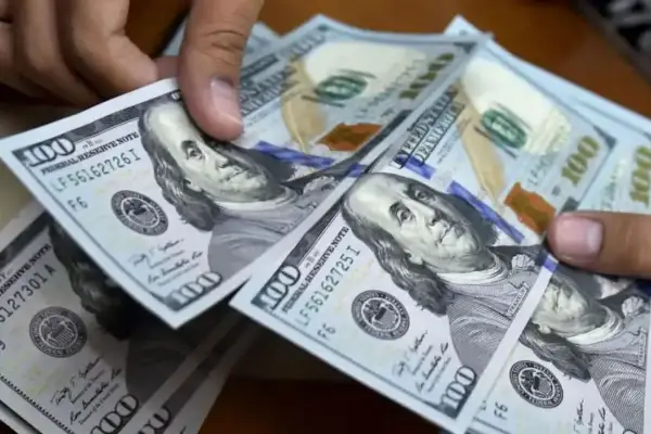 Dólar hoy: la cotización mayorista cayó y se ubicó por debajo de los $1.400