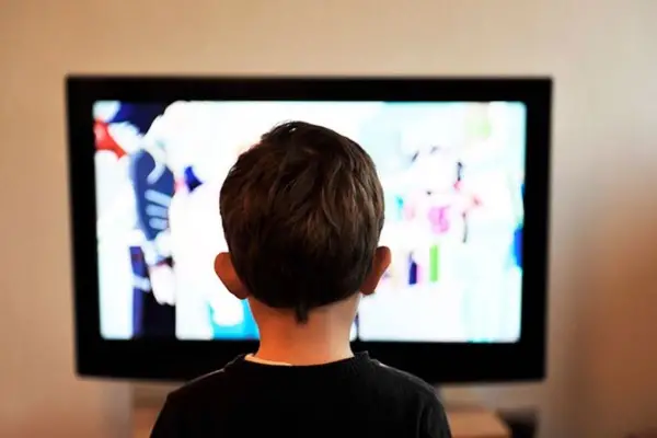 Cómo ganarle a la consola: estrategias para que los chicos pasen del sillón al deporte real