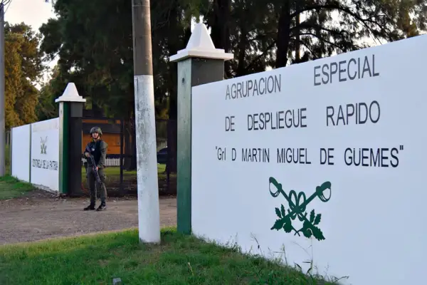 Rosario: supuesta protesta de gendarmes que reclamaron aumento de sueldos con la cara tapada