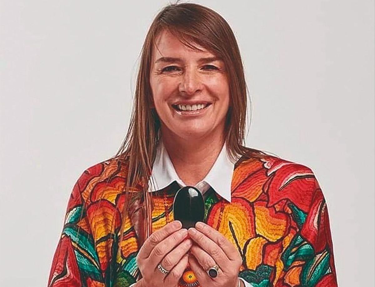 CON SUS CRISTALES. Desde La Cumbre, Alejandra Ducca vuelve a Tucumán para presentar un libro que combina energía, geometría sagrada y sonidos. / CORTESÍA ALEJANDRA DUCCA