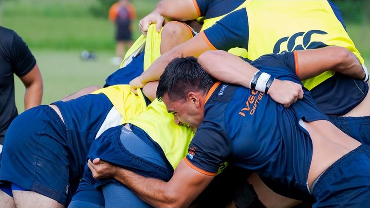 ESFUERZO. El plantel trabajó con foco en las formaciones fijas y los lanzamientos.