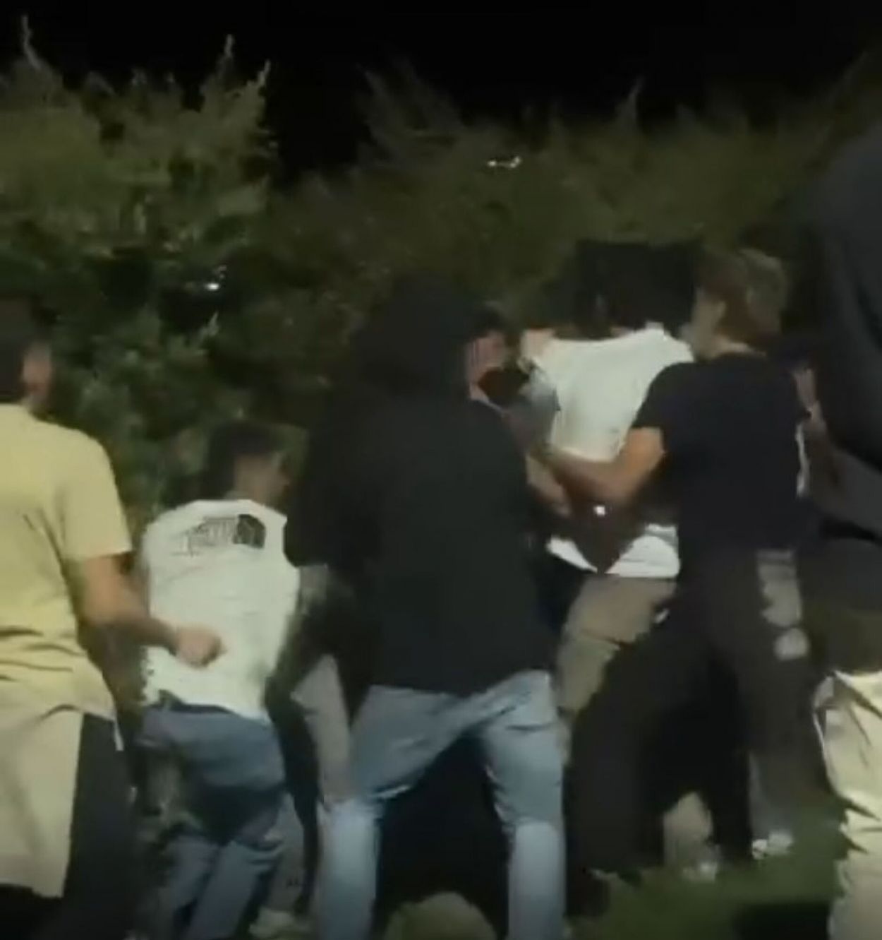 UNA PRUEBA. Dos secuencias del tumulto en el que, según la fiscal Mónica García de Targa, Patricio Ledezma fue agredido por un grupo de jóvenes. 