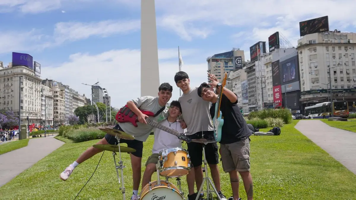 DEL NORTE AL CENTRO DE LA ESCENA. Kid’s posa con sus instrumentos frente al Obelisco, antes de su presentación en OLGA. / CORTESÍA KID'S