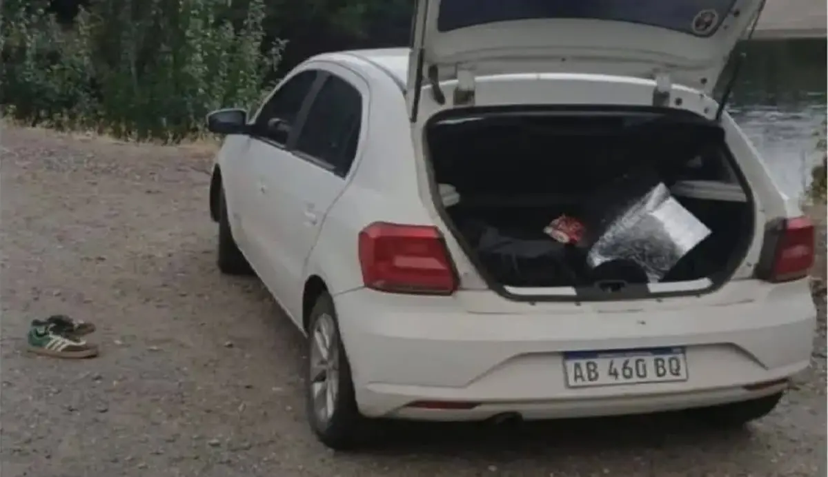 El Volkswagen Gol blanco en el que se movilizaba fue hallado el martes a la vera de la Ruta Nacional 237,