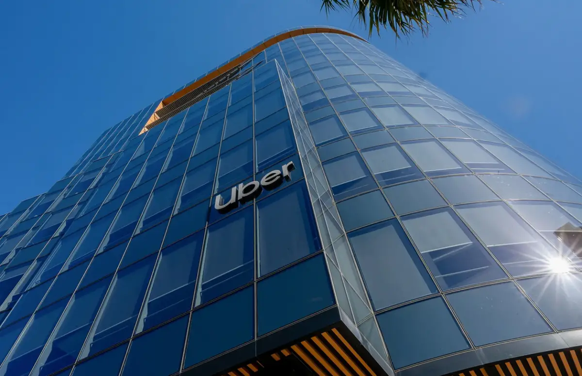 Uber apuesta a los robotaxis e invertirá más de U$S100 millones en estaciones de carga rápida