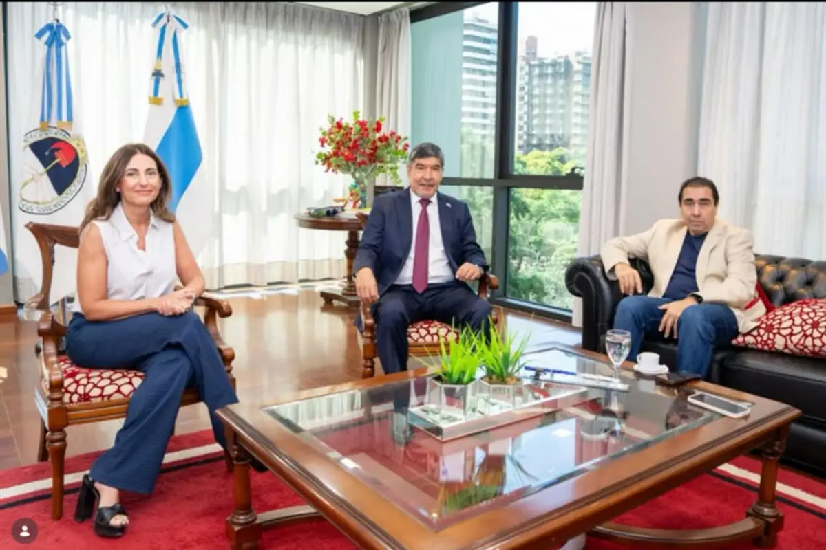 REUNIÓN. Vargas Aignasse, Acevedo y Mansilla.