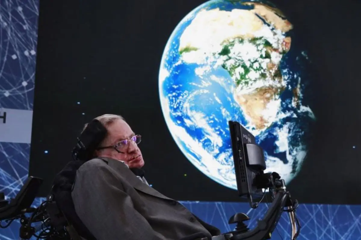 ENFERMEDAD. Hawking sufrió de Esclerosis Lateral Amiotrófica (ELA) durante 50 años.