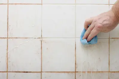 Azulejos impecables: los trucos más efectivos para quitar manchas y sarro