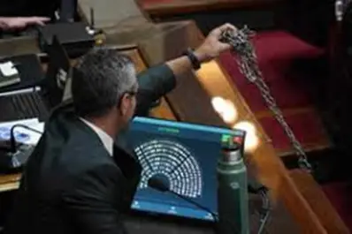 “Le entrego el símbolo de esta ley”: Horacio Pietragalla dejó una cadena a Martín Menem en pleno debate por la reforma laboral
