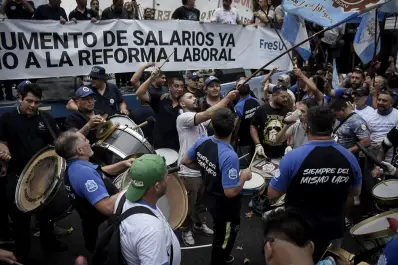 Incidentes en la marcha en el Congreso: tensión, camión hidrante y fuerte operativo de seguridad