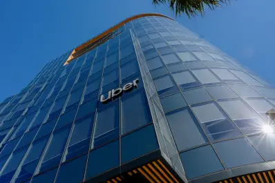 Uber apuesta a los robotaxis e invertirá más de U$S100 millones en estaciones de carga rápida