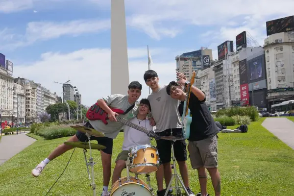 De El Colmenar a Warner en cinco meses: el salto de la banda tucumana Kid’s