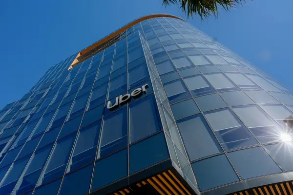 Uber apuesta a los robotaxis e invertirá más de U$S100 millones en estaciones de carga rápida