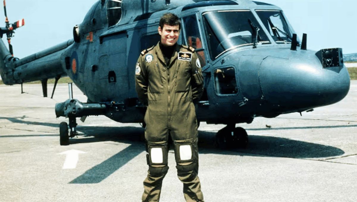 CARRERA MILITAR. Tras graduarse en el Britannia Royal Naval College de Dartmouth, se especializó como piloto de helicópteros y fue destinado al Escuadrón Aeronaval 820.