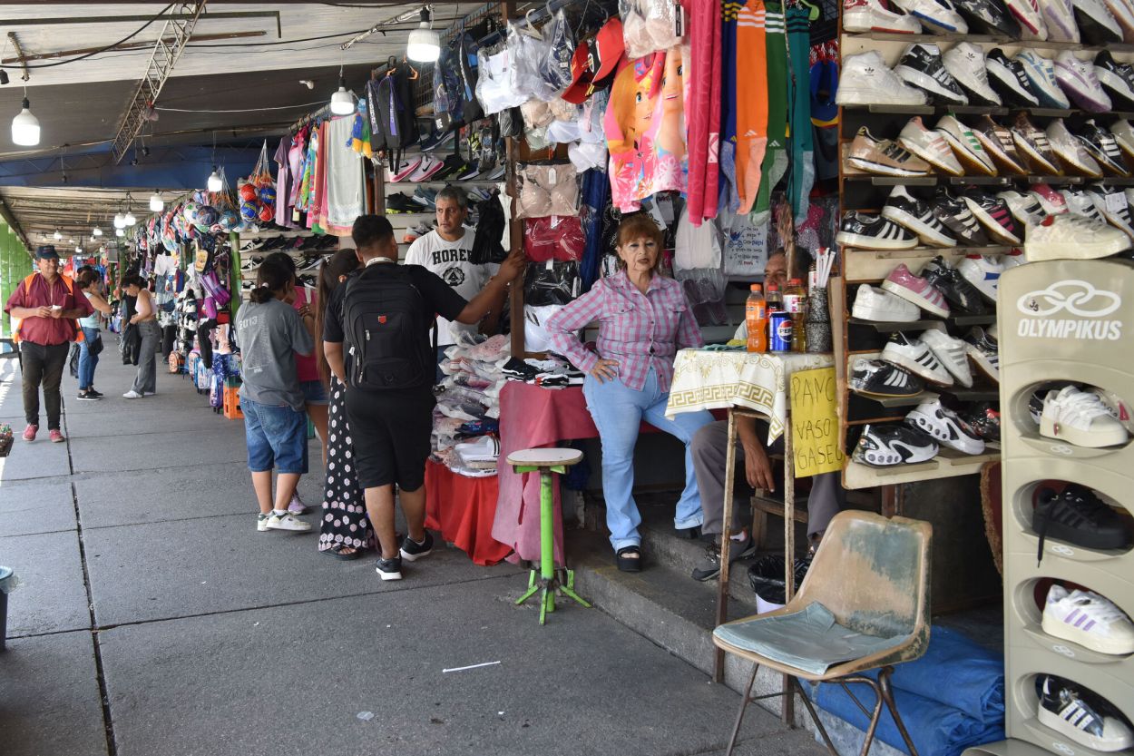 IMÁGENES ELOCUENTES. En El Bajo, las propuestas comerciales son muchas y se presentan de las maneras más diversas, como se puede ver en las fotos.