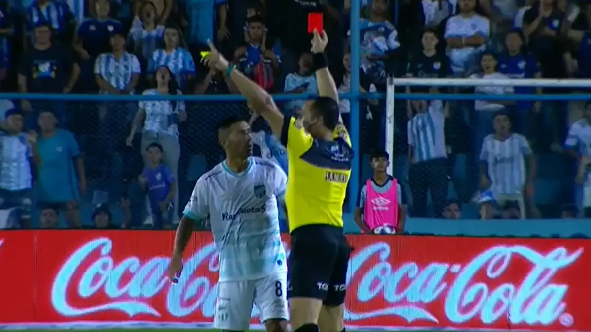 ÚLTIMA POLÉMICA. El día que Fernando Espinoza expulsó a Guillermo Acosta en el Monumental y desató la bronca de los protagonistas de Atlético.