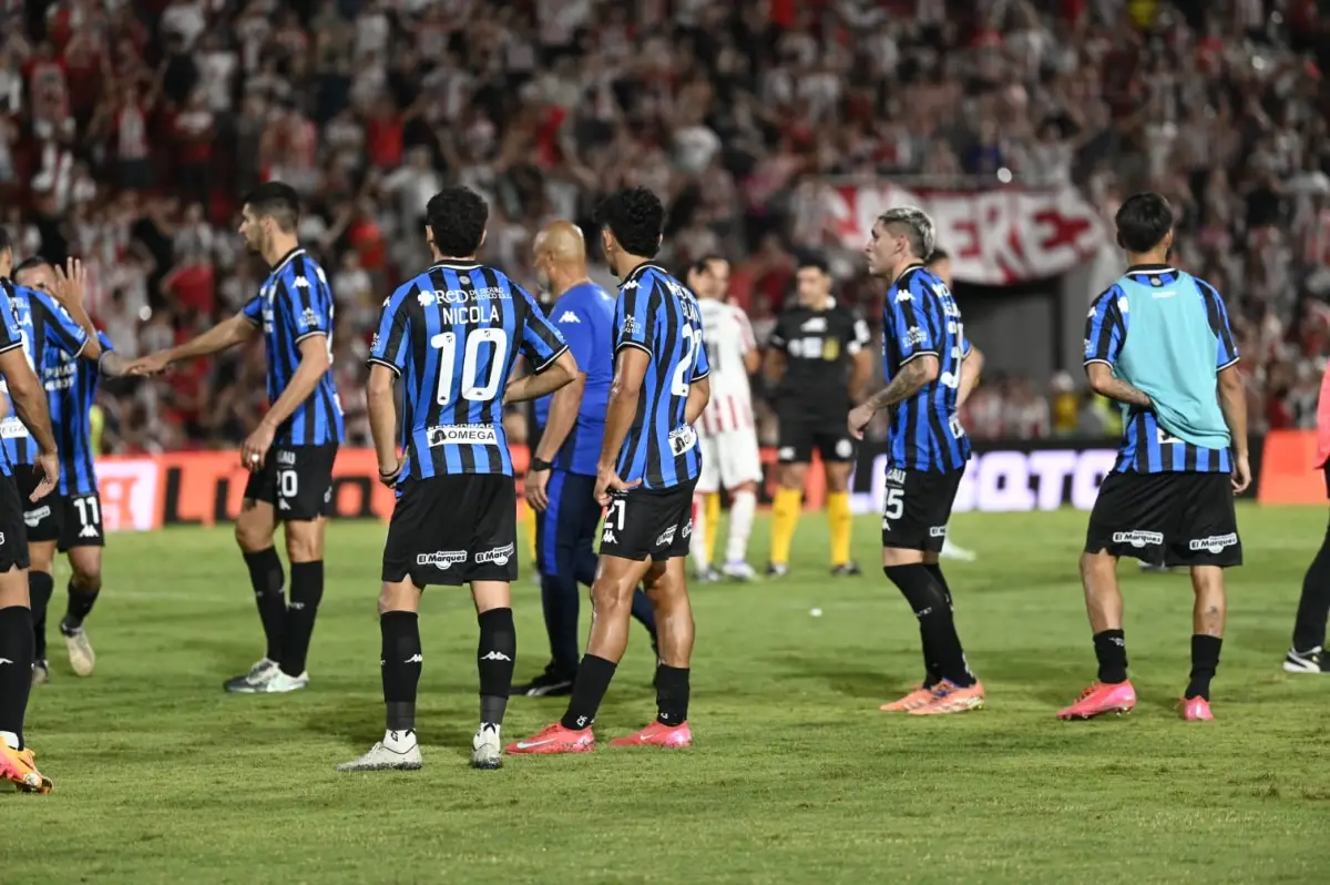 MIRADAS PERDIDAS. Los jugadores de Atlético, desolados, se lamentan tras el agónico gol de Instituto que sentenció una nueva derrota de visitante.