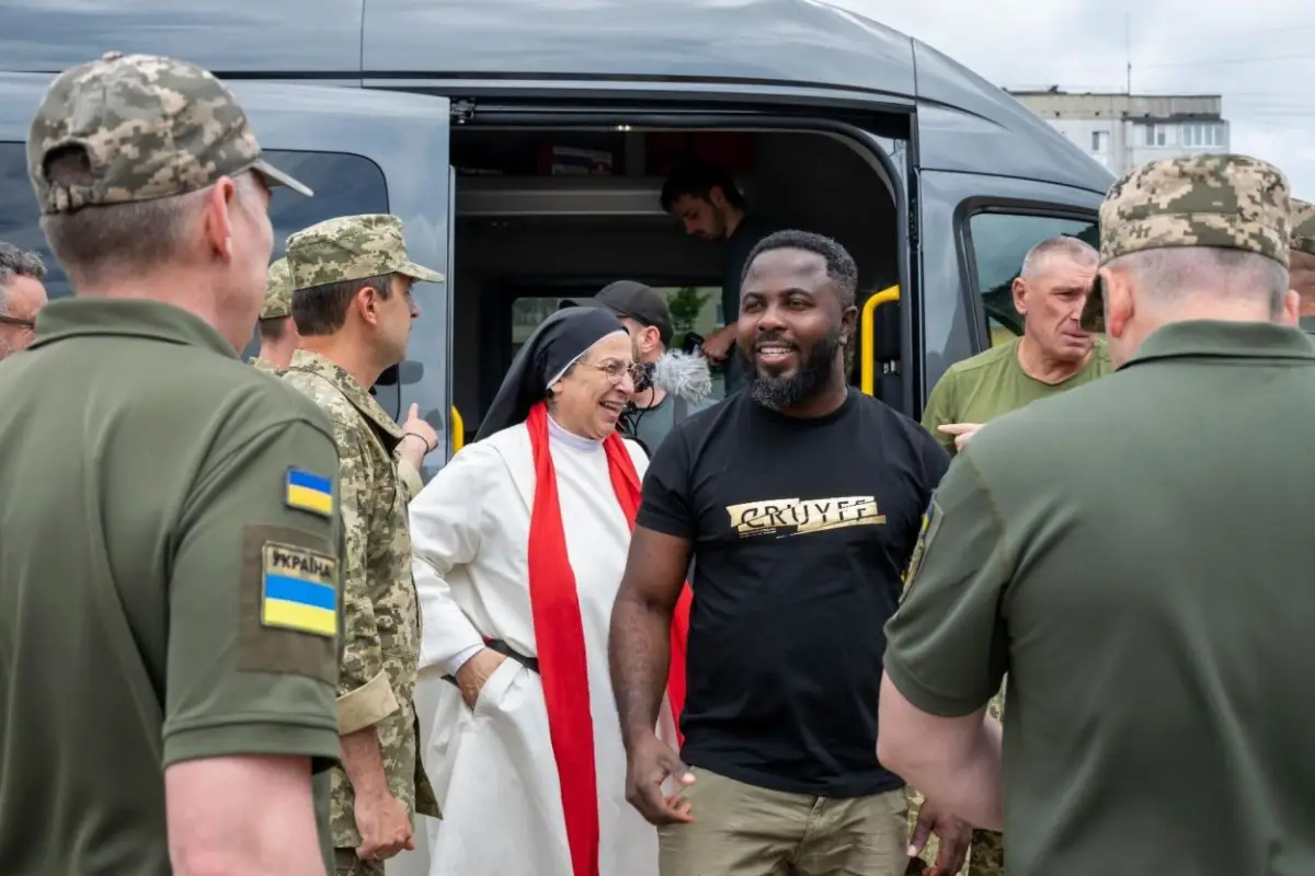 REGALO VALIOSO. Las ambulancias y los insumos médicos son dos de los elementos que más se valoran en la zona de guerra, contó Sor Lucía.