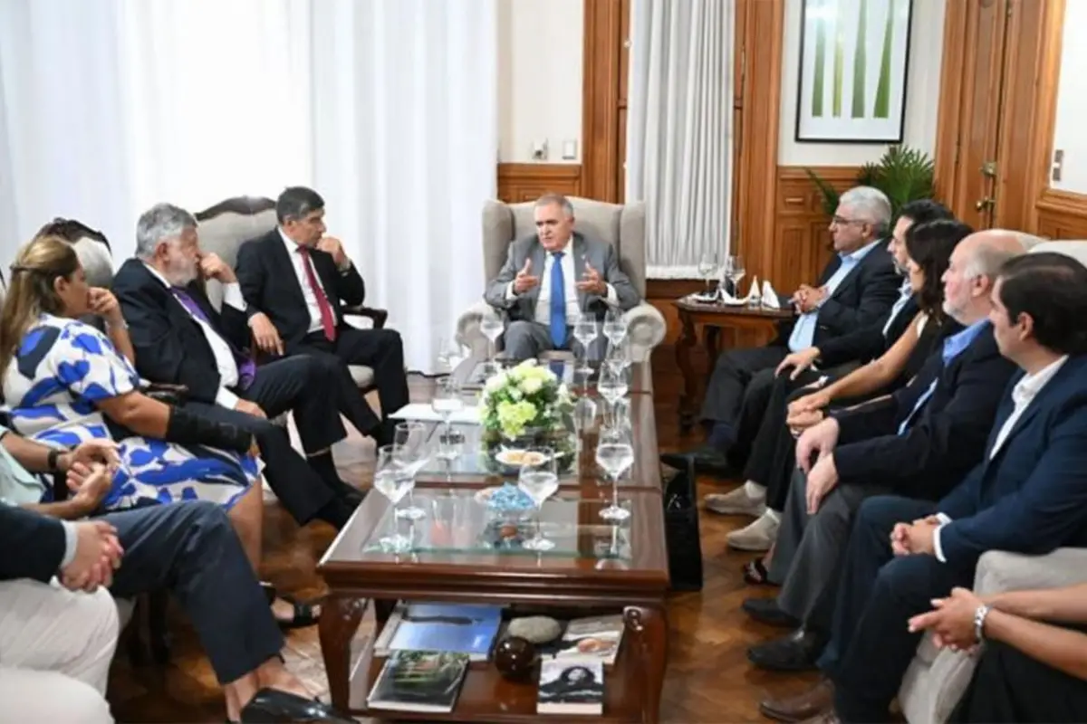 ENCUENTRO. Las principales autoridades de la Provincia se reunieron con representantes de la Unión Industrial de Tucumán.