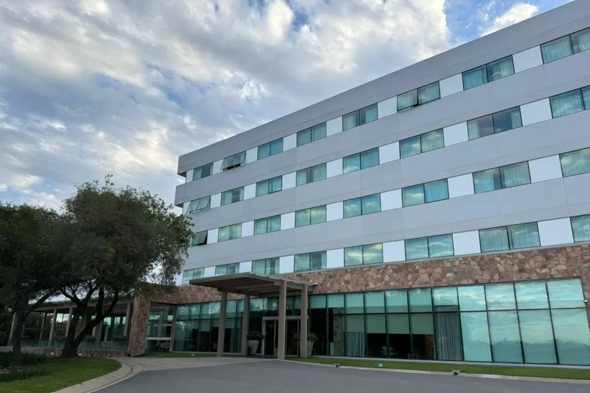 PRIMER NIVEL. La fachada del Orfeo Suites, hotel donde se hospeda la delegación de Atlético. El predio cuenta con gimnasio propio, comedor interno, piscina y cancha de alto rendimiento.