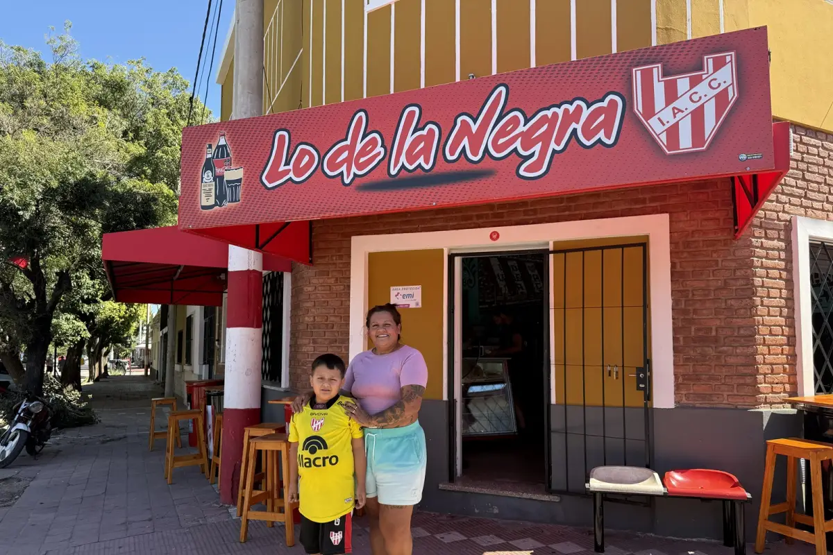 VISIÓN COMERCIAL. Erika Molina posa junto a su hijo frente a Lo de la Negra, el local que funciona al ritmo de los partidos en las inmediaciones del Monumental de Alta Córdoba.