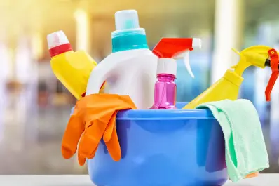 El producto de limpieza más usado que podría aumentar el riesgo de Parkinson, según un estudio