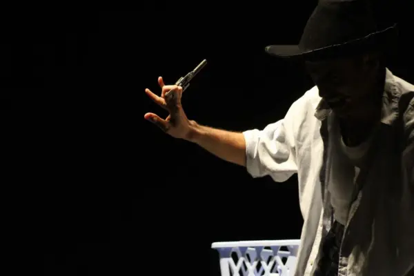 “El loco y la camisa”: una obra teatral que trasciende el escenario