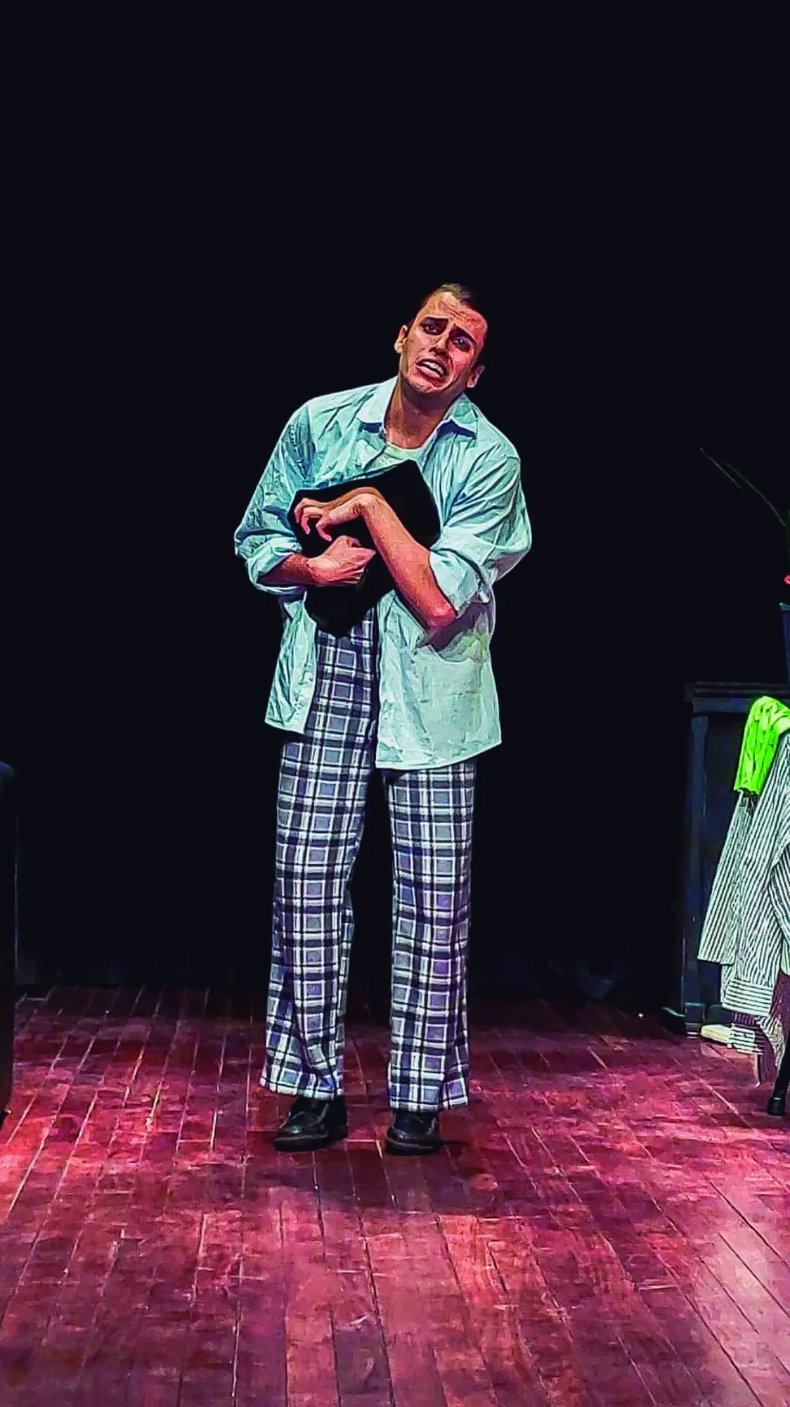 EN LA PIEL DE BETO. Emanuel Rodríguez durante una de las funciones que marcaron un fenómeno teatral en Tucumán.