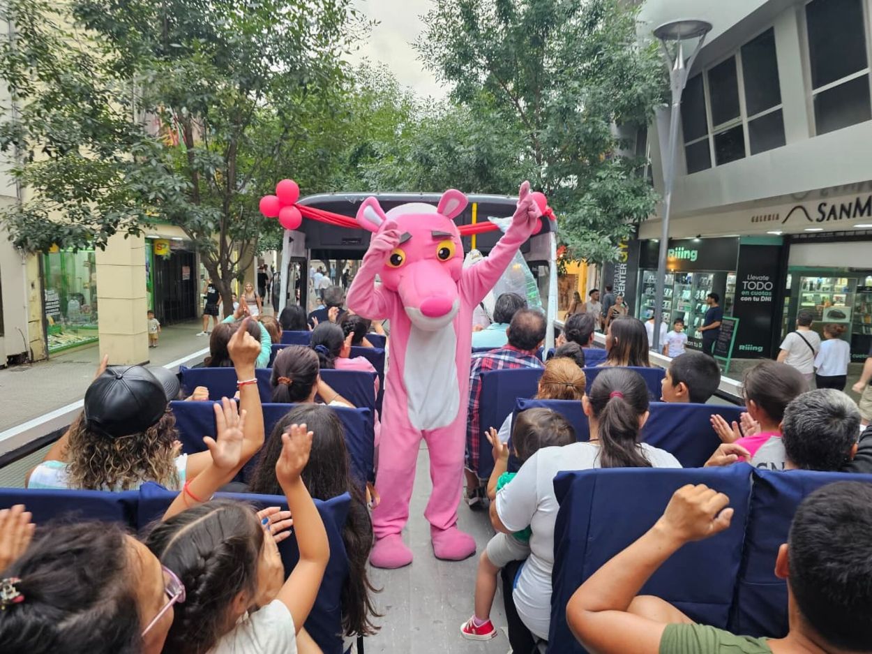 ANIMACIÓN. La Pantera Rosa acompaña el recorrido mientras el colectivo avanza por el centro capitalino.
