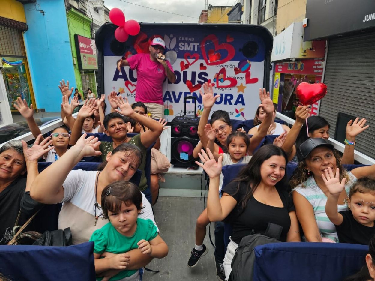 LA ACTIVIDAD. El Autobús de la Aventura, una de las actividades gratuitas del verano, hace dos recorridos de jueves a domingo, a las 19 y a las 20.