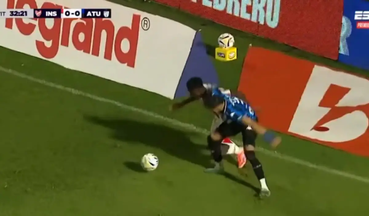 CONTROVERSIA. Espinoza sancionó un penal dudoso a favor de Instituto.