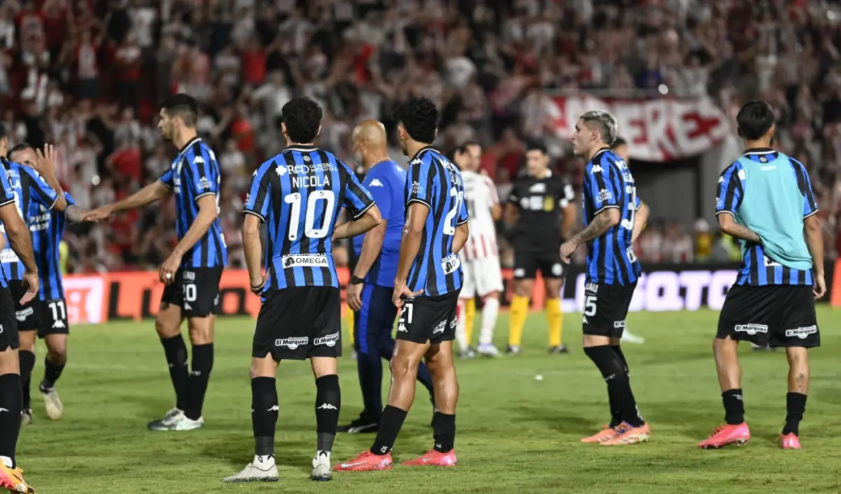 IMPOTENCIA. Los jugadores de Atlético manifestaron su enojo con la decisión de Espinoza.