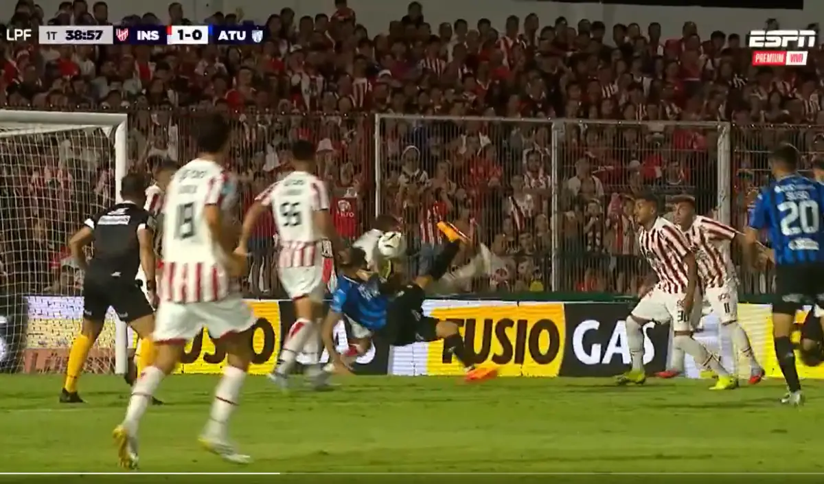 MÁS POLÉMICAS. El árbitro Fernando Espinoza redondeó una floja actuación en el Monumental de Alta Córdoba.