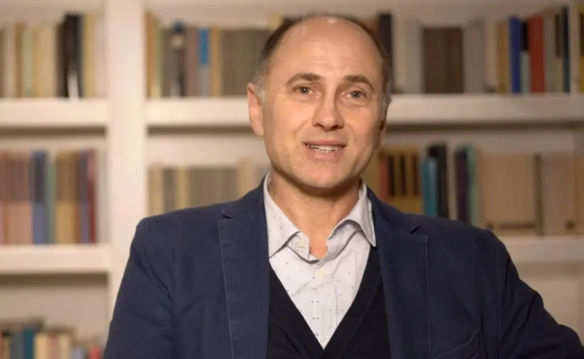 Adrián Bravi: “Las lenguas determinan nuestra forma de ser   y de estar en el mundo”