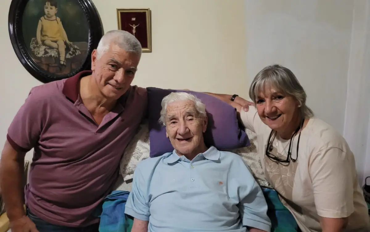 JUNTO A SUS HEREDEROS. Osmar Mendoza, acompañado por dos de sus hijos, Osmar Mario y Ada Alicia.