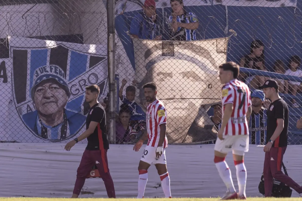 RESIGNACIÓN. García deja la cancha con muecas de tristeza; el volante no pudo seguir debido a una molestia.