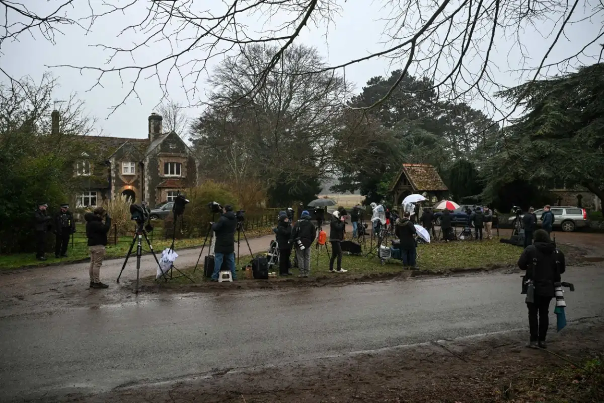 GUARDIA PERIODÍSTICA. Reporteros de diferentes medios británicos esperan noticias en la entrada de la mansión de la familia real, en Sandringham.