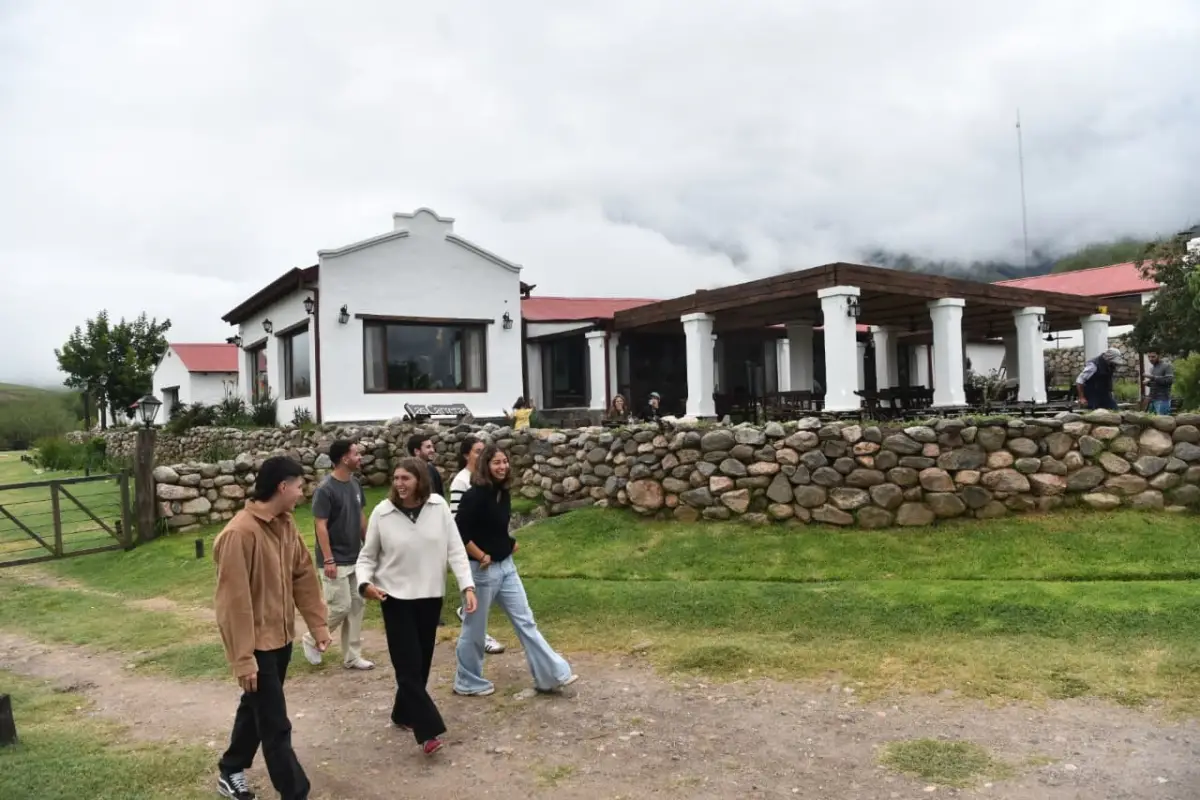 VISITAS EN LA ESTANCIA LAS CARRERAS. Cada año, cientos de turistas recorren la casona ubicada a más de 2.200 metros sobre el nivel del mar, en el corazón del Valle de Tafí, donde se elaboran quesos de forma artesanal.