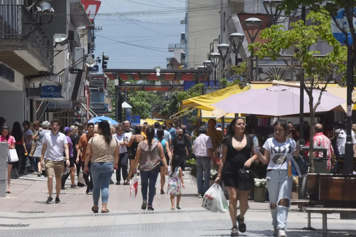 UN SHOPPING A CIELO ABIERTO. Un informe sugiere que Tucumán continúa siendo el polo de consumo más importante de la región.