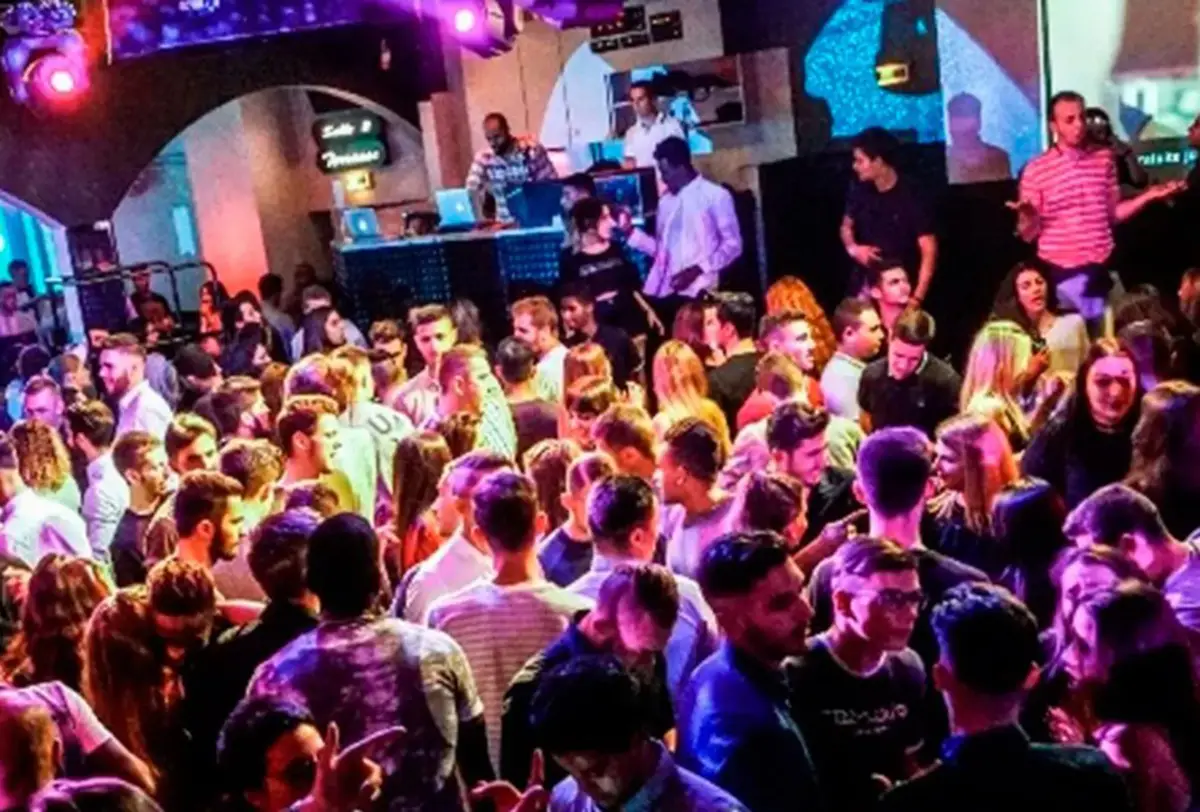 BAJO LA LUPA. Las fiestas para jóvenes deben pasar por varios controles.