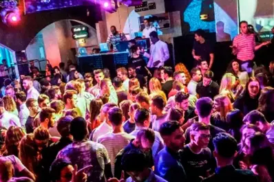 Qué es la “cadena de consumo” en fiestas con fines comerciales