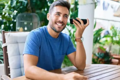 Escuchar los audios que enviamos por WhatsApp indicarían rasgos de la personalidad