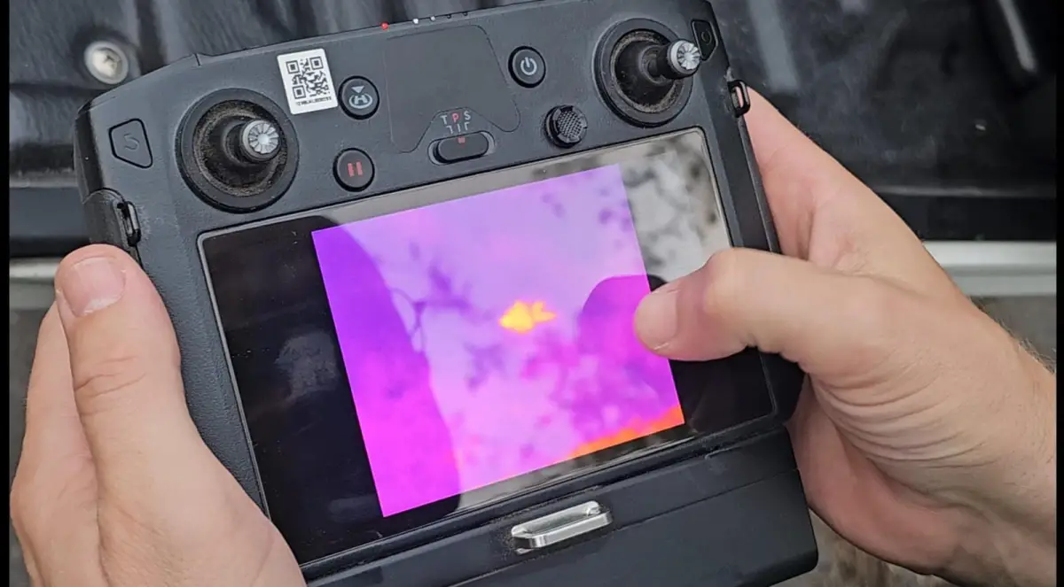 A través de la cámara térmica que posee el dron del MPF, se descubrió un cuerpo que tenía signos vitales