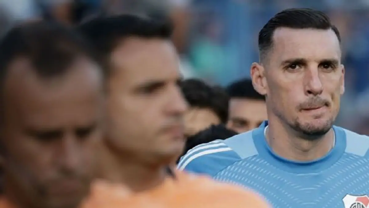 Franco Armani salió lesionado en el entretiempo.