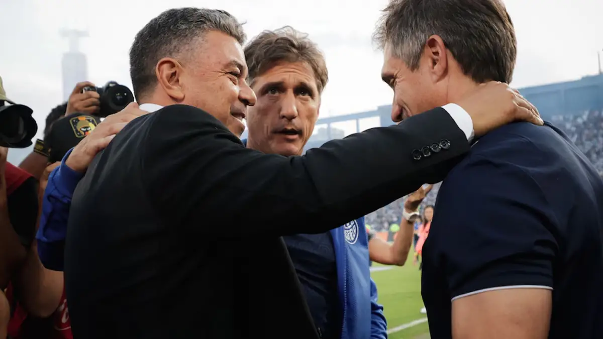 Gallardo saludó a los mellizos Barros Schelotto en el duelo entre River y Vélez.