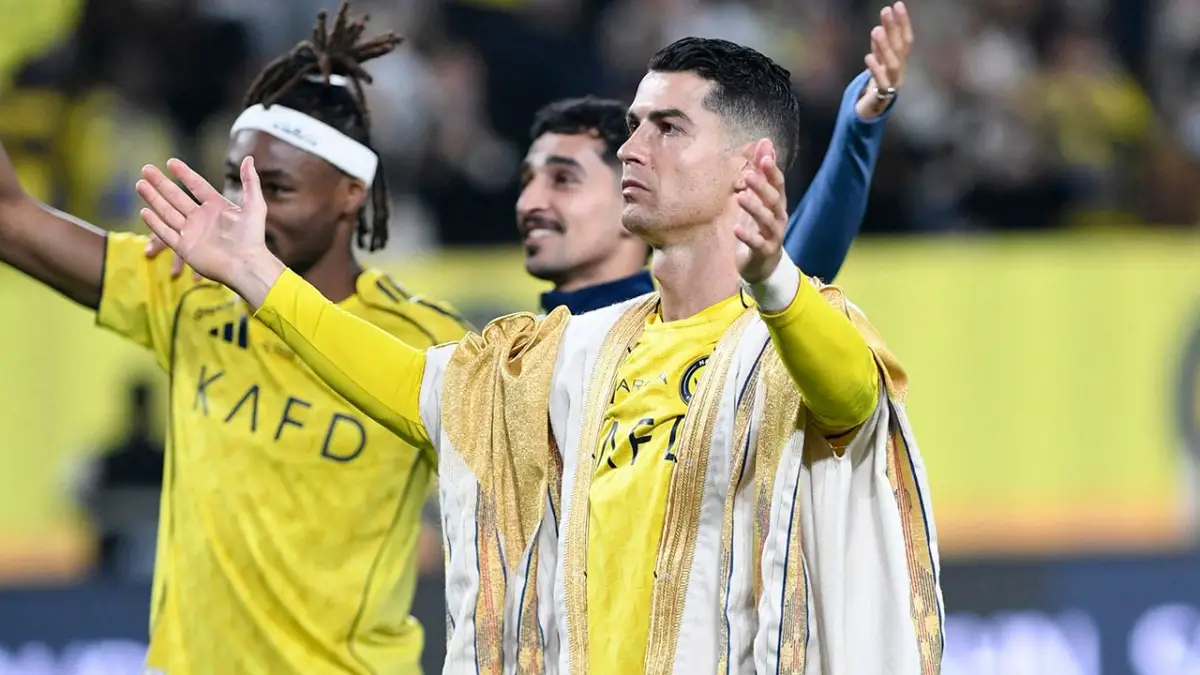 RECONOCIDO. Cristiano Ronaldo tuvo el honor de ponerse el Bisht.