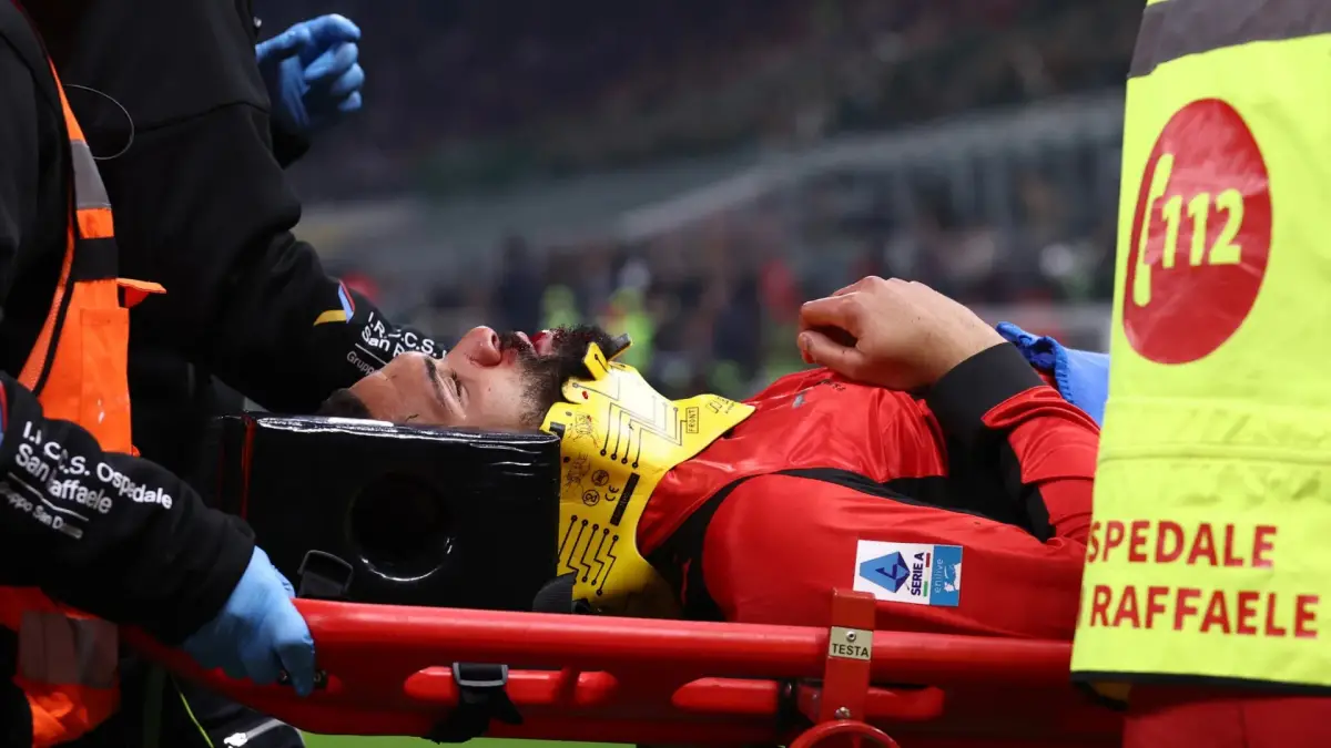 SUSTO. Loftus Cheek salió en ambulancia del estadio San Siro.
