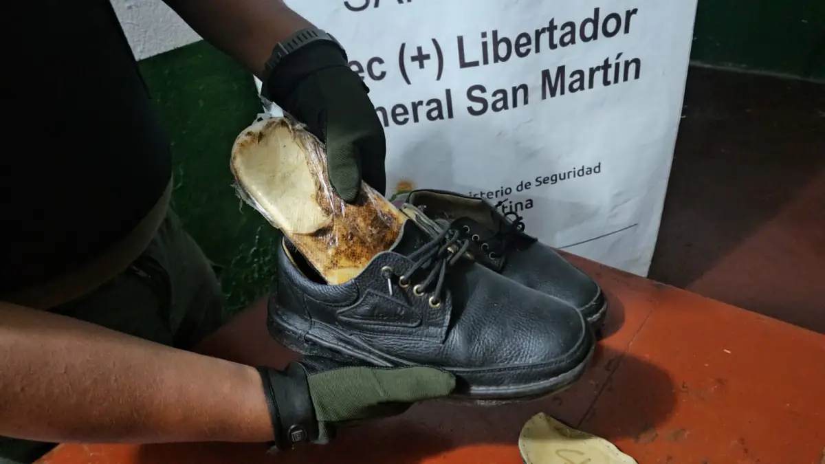DROGA encontrada dentro de un zapato. 